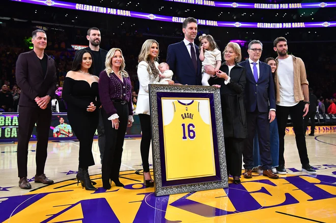 Pau Gasol z družino in generalnim direktorjem kluba Robom Pelinko, večinsko lastnico LA Lakers Jeanie Buss in Vanesso Bryant. FOTO: Gary A. Vasquez/USA&nbsp;Today Sports
