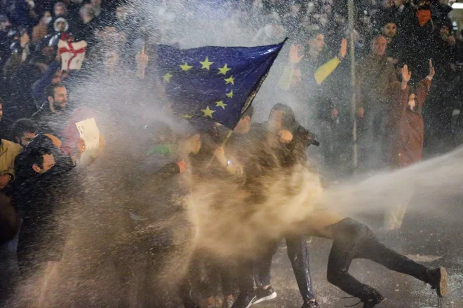 Gruzijski parlament je podprl kontroverzen osnutek zakona, za katerega kritiki pravijo, da omejuje svobodo tiska in zatira civilno družbo. Po državi so tako izbruhnili protesti, v prestolnici Tbilisi pa so se protestniki spopadli s policijo. Foto: Afp