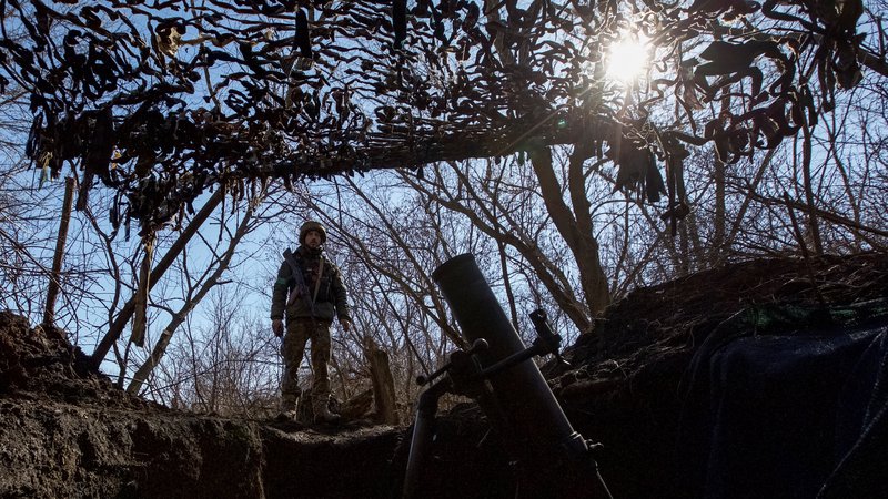 Fotografija: Pogled iz ukrajinskega strelskega jarka v okolici Bahmuta. FOTO: Anna Kudriavtseva/Reuters
