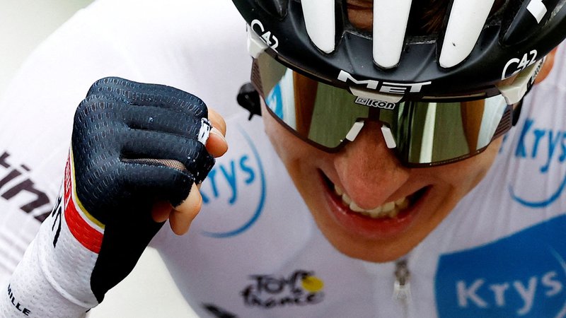 Fotografija: Tadej Pogačar proslavlja zmago na šesti etapi lanske dirke po Franciji. FOTO: Christian Hartmann/Reuters
