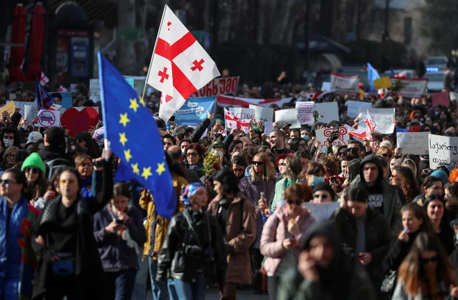 Danes bo v Tbilisiju spet vroče, saj bodo poslanci vladajoče stranke Gruzijske sanje v prvem branju sprejeli še drugi zakon o obvezni registraciji tujih agentov. FOTO: Irakli Gedenidze/Reuters
