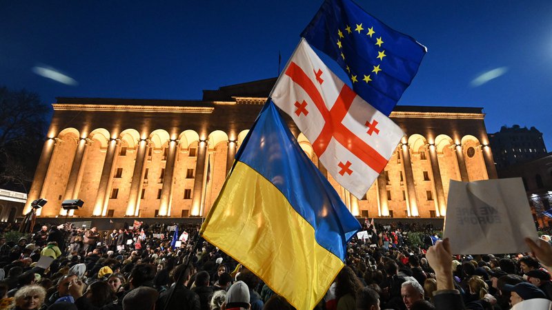 Fotografija: Demonstranti so danes pred zgradbo parlamenta prišli z zastavami Gruzije, Evropske unije in Ukrajine.

FOTO: Vano Šlamov/AFP
