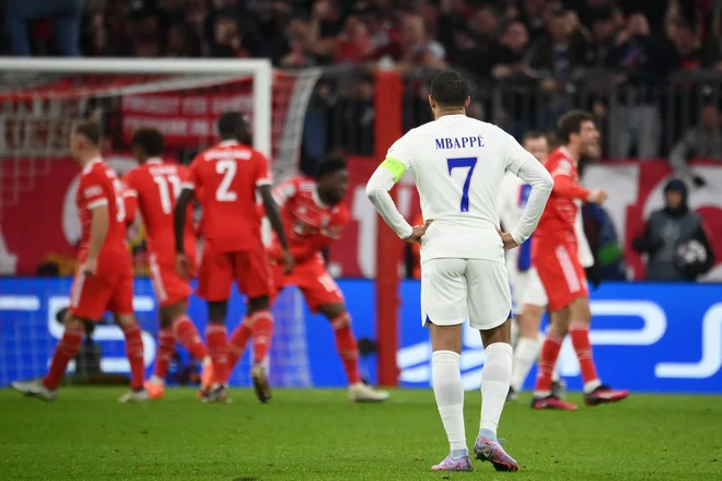 Kylian Mbappe spremlja veselje nogometašev Bayerna. FOTO: Franck Fife/AFP
