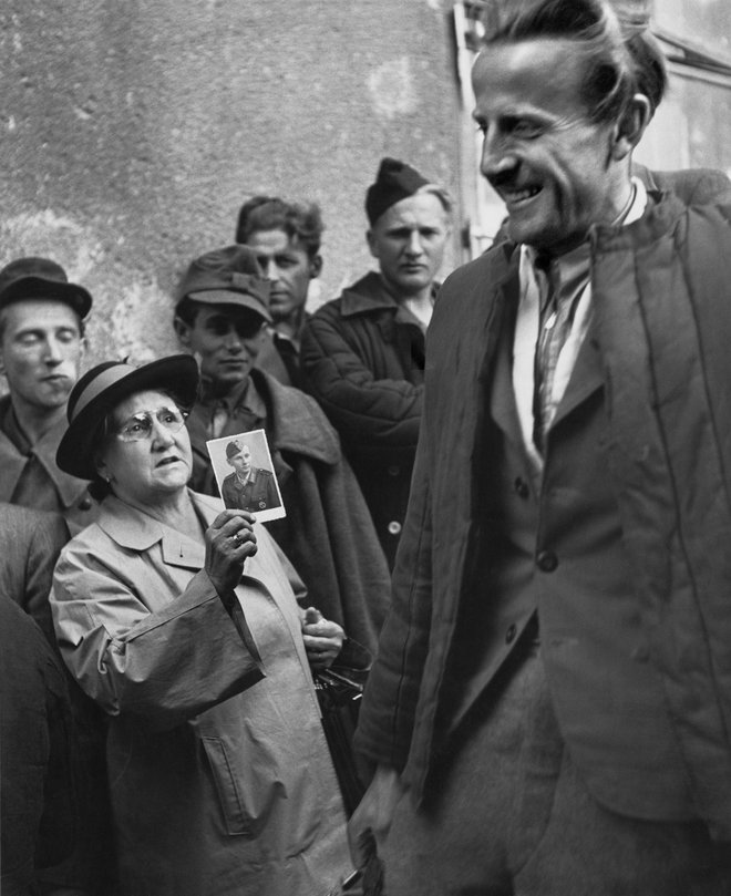 Fotografijo z naslovom Povratnik iz vojne (Dunaj, 1947) so si zapomnili tudi v njegovi prvi domovini. FOTO: Ernst Haas/ z razstave​ galerije Westlicht ​
