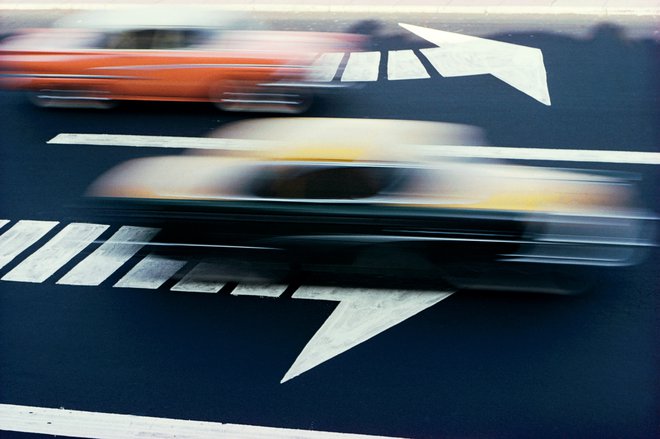 Promet v New Yorku, kot ga je leta 1957 ujel Ernst Haas. FOTO: Ernst Haas/ z razstave​ galerije Westlicht ​
