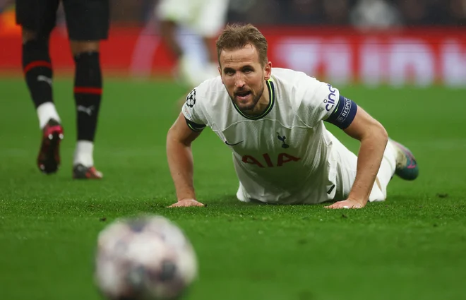 Kako se bo po koncu sezone odločil Harry Kane, se sprašujejo nogometni navdušenci v Angliji. FOTO: Paul Childs/Reuters

