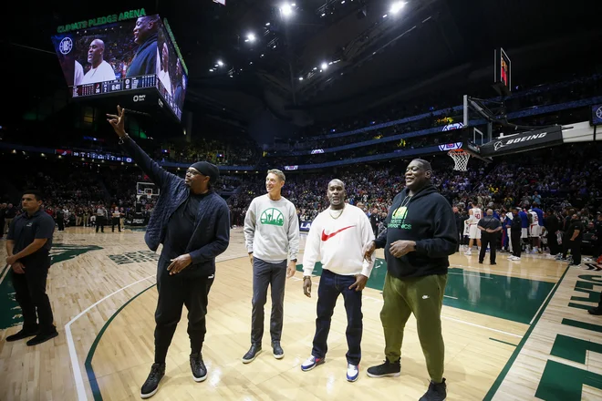 Legende Seattle SuperSonics Sam Perkins, Detlef Schremph, Gary Payton in Shawn Kemp (z leve)&nbsp;med lansko pripravljalno tekmo Portland Trail Blazers in&nbsp;Los Angeles Clippers v dvorani Climate Pledge Arena v Seattlu. FOTO: Joe Nicholson/USA Today Sports
