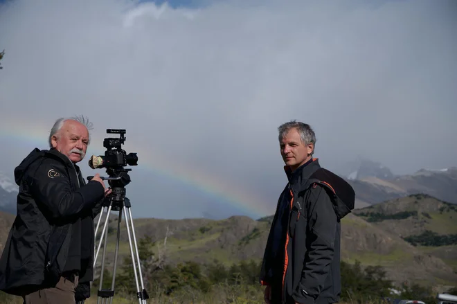 Rado Likon, glavni producent, direktor fotografije in režiser Amir Muratović čakata, da se razkadijo oblaki nad Patagonskimi vršaci. FOTO: Matevž Lenarčič Rado Likon, glavni producent, direktor fotografije in režiser Amir Muratović čakata, da se razkadijo oblaki nad Patagonskimi vršaci. FOTO: Matevž Lenarčič