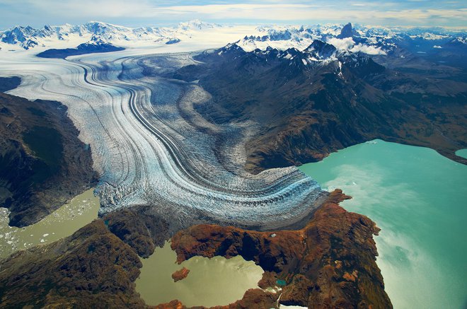 Ledenik Viedma odvaja ledeniške mase kontinentalne patagonske plošče v jezero Viedma v bližini slavnega masiva gora Cerro Torre in Fitz Roy. FOTO: Matevž Lenarčič