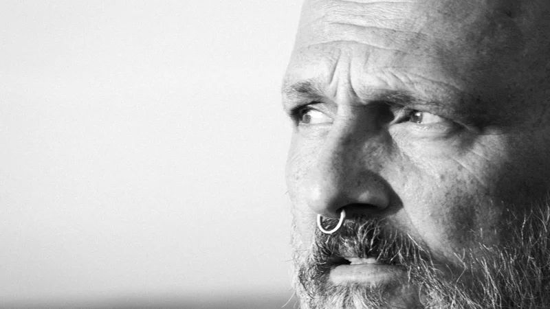 Fotografija: Damir Urban: Mislil sem, da bo to, kar sem pisal med pandemijo, zapis mojih osebnih razmišljanj, strahov, frustracij in poskusov iskanja rešitev za nekatere stvari. Izkazalo se je, da intimneje in dlje ko se človek zakoplje vase, bolj se približa drugim. FOTO: Milica Czerny Urban