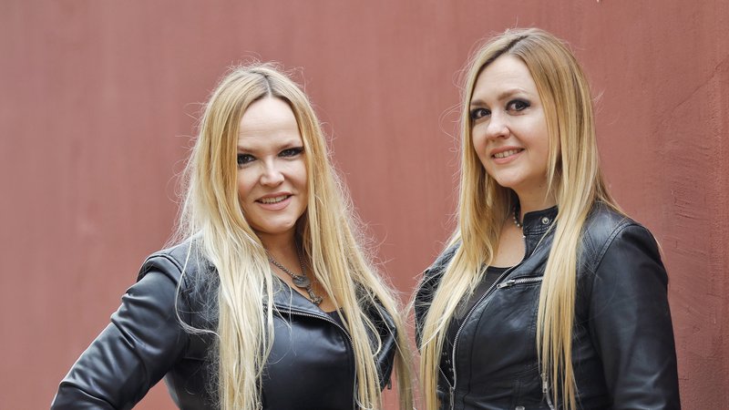 Fotografija: Saša in Sonja Zagorc, basistka in bobnarka skupine Hellcats, sta pobudnici Dneva rock žena. FOTO: Jože Suhadolnik

