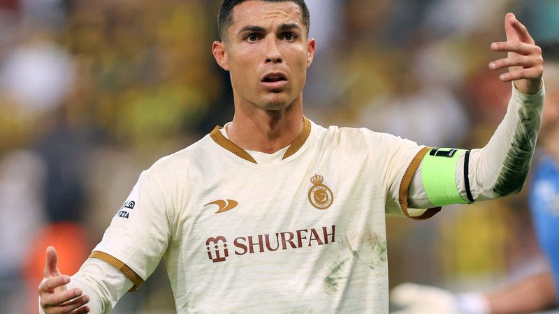 Fotografija: Cristiano Ronaldo med derbijem z Al-Ittihadom, ki si ga je na štadionu kralja Abdulaha v Džidi ogledalo okoli 60.000 gledalecv. FOTO: AFP
