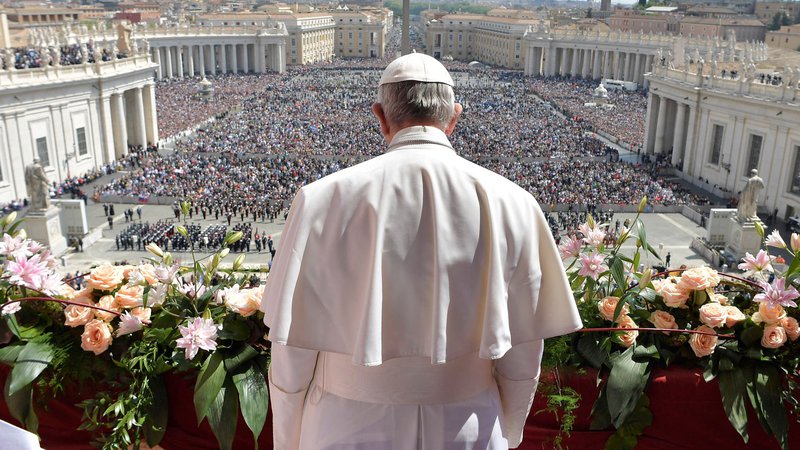 Fotografija: Frančišek se je takoj po prihodu tudi odpovedal papeški rezidenci na Castelgandolfu. FOTO: AFP
