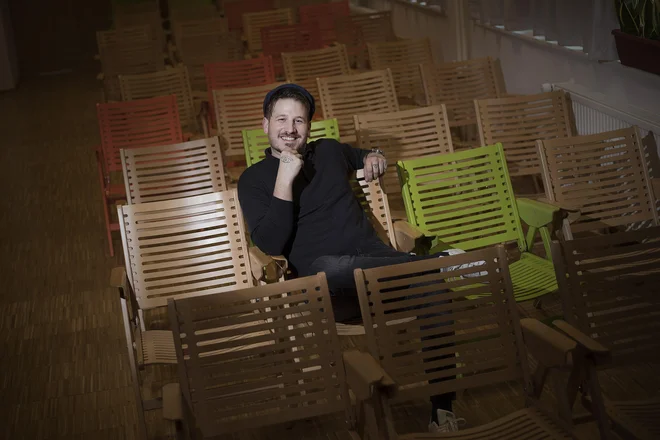 Špela Kuralt se je z Žigo Medveškom pogovarjala o najpomembnejših dramah, ki jih je videl v gledališču, in o teatru na nogometnih tekmah. Pa o svetu, ki mu ga je ukradel kapitalizem. FOTO: Leon Vidic/Delo
