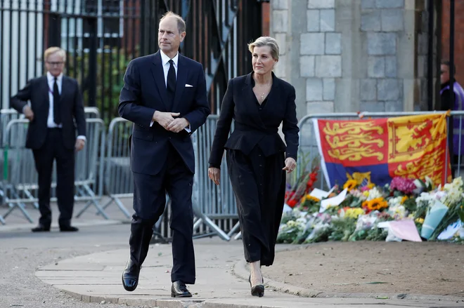 Četudi je bil naslov vojvoda Edinburški obljubljen Edwardu ob poroki (na fotografiji z ženo Sophie), je o tem, komu bo pripadel, naposled odločil kralj Karel III. FOTO: Peter Nicholls/Reuters
