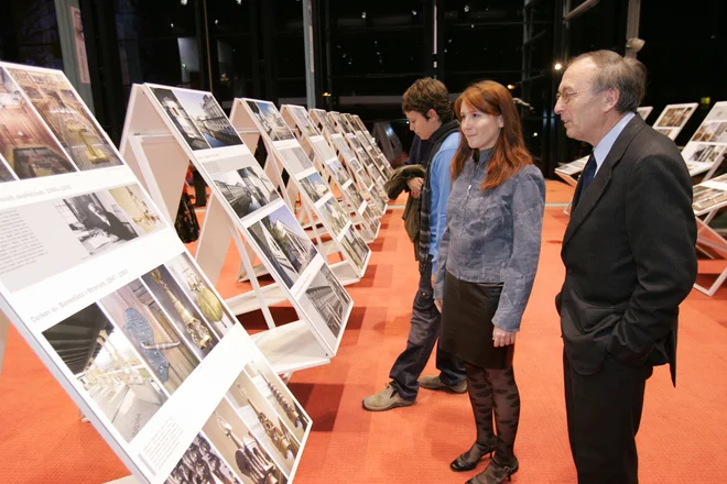 Dr. Damjan Prelovšek (na fotografiji desno) je bil avtor razstave ob 50. obletnici smrti arhitekta Jožeta Plečnika v Narodni galeriji v Ljubljani. Levo ob njem stoji Eva Prelovšek, ki je razstavo postavila. FOTO IGOR MODIC
