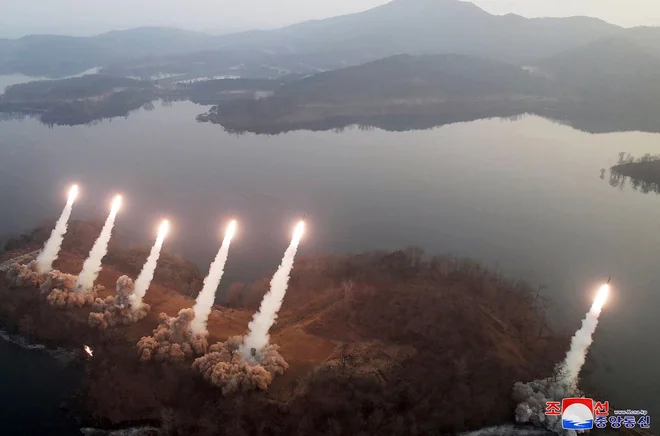 Napad severnokorejske artilerijske enote Hwasong, ki je odgovorna za pomembne operativne naloge zahodne fronte Korejske ljudske armade, na neznani lokaciji. Razmere na Korejskem polotoku so že dlje časa zelo napete, potem ko je Severna Koreja v zadnjem času izvedla vrsto raketnih preizkusov. Številni se bojijo, da bi država lahko kmalu izvedela tudi prvi jedrski poskus po več letih. ZDA in Južna Koreja sta zato okrepili obrambno sodelovanje, vključno s skupnimi vojaškimi vajami. Foto: Stringer/Afp