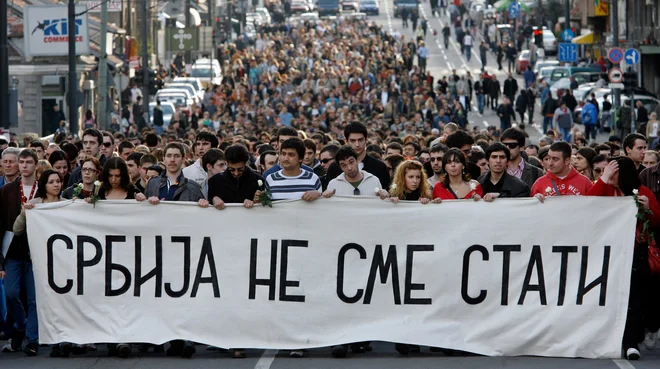 Srbija se ne sme ustaviti, so zapisali protestniki ob peti obletnici Đinđićeve smrti, vendar je srbska družba odtlej v marsičem nazadovala. &nbsp;Foto Ivan Milutinović/Reuters

