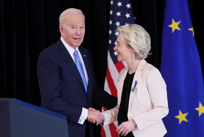 U.S. President Joe Biden and European Commission President Ursula von der Leyen shake hands after delivering a joint press statement at the U.S. Mission in Brussels, Belgium March 25, 2022. REUTERS/Evelyn Hockstein