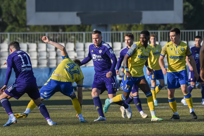 Mariborčani (v vijoličastem) so osvojili točko, Koprčani (v rumenem) so ostali celo brez nje. FOTO: Aleksander Golob/FC Koper
