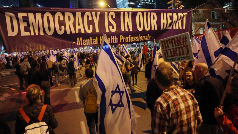 Fotografija: V Tel Avivu že dva meseca demonstrirajo nasprotniki pravosodne reforme. Foto Jack Guez/AFP
