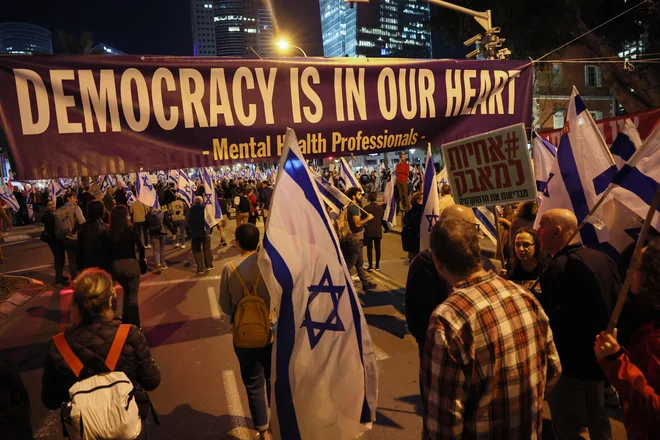 V Tel Avivu že dva meseca demonstrirajo nasprotniki pravosodne reforme. Foto Jack Guez/AFP
