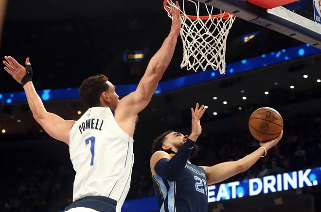 Tyus Jones (Memphis) in Dwight Powell (Dallas) v eni od akcij. FOTO: Petre Thomas/Usa Today Sports
