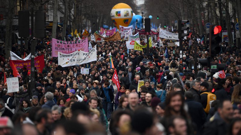 Fotografija: Po navedbah notranjega ministrstva se je včerajšnjih demonstracij udeležilo okoli 368.000 ljudi. FOTO: Christophe Archambault/AFP
