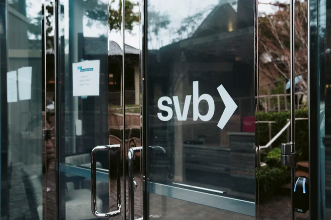 V noči s petka na soboto, potem ko je bila objavljena vest o zaprtju banke SVB, je vrednost domnevno stabilne kriptovalute USDC padla na najnižjo raven doslej. FOTO: Reuters
