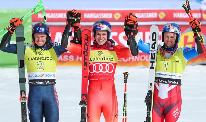 Marco Odermatt (v sredini) proslavlja drugo zmago v dveh dneh v Podkorenu ob Norvežanu Henriku Kristoffersnu (levo) in Francozu Alexisu Pinturaultu. FOTO: Matej Družnik/Delo
