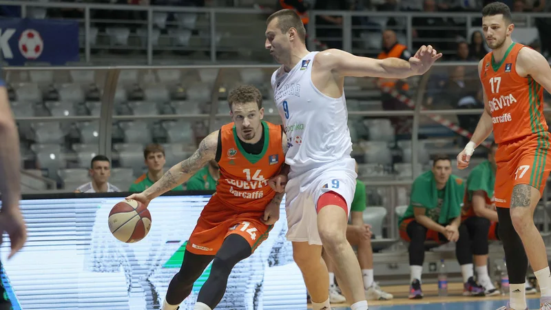 Josh Adams (z žogo) je v Zadru dosegel 17 točk. FOTO:ABA