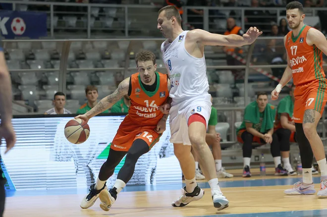 Josh Adams (z žogo) je v Zadru dosegel 17 točk. FOTO:ABA
