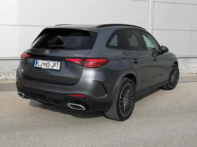 Motor ima oznako 220d 4matic, kar nakazuje, da gre za dvolitrski dizelski agregat s 197 konjskimi močmi (145 kW). FOTO: Gregor Pucelj
