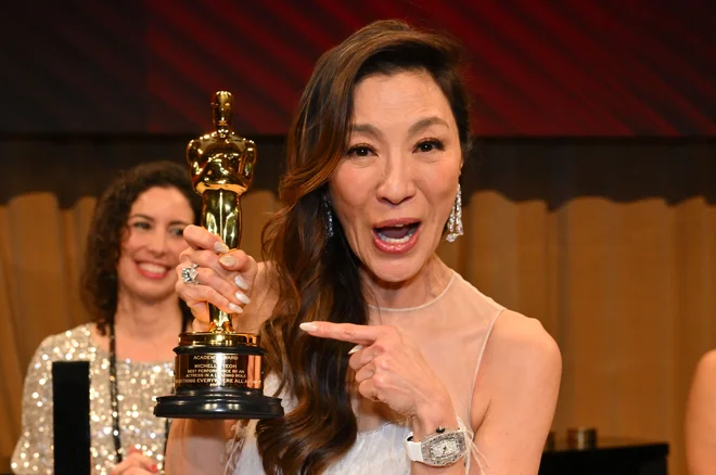 Michelle Yeoh je z oskarjem v roki dejala, da se je »nocoj spisala zgodovina«. FOTO: Angela Weiss/AFP
