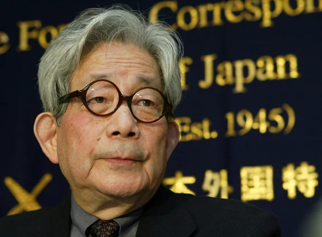 Kenzaburo Oe je&nbsp;znan po svojih miroljubnih in protijedrskih stališčih.&nbsp;FOTO: Issei Kato/Reuters
