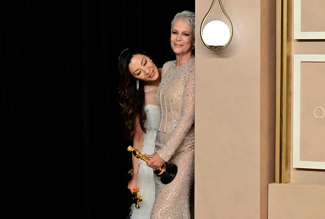 Dobitnica nagrade za najboljšo žensko stransko vlogo, ameriška igralka Jamie Lee Curtis in dobitnica nagrade za najboljšo glavno žensko vlogo, malezijska igralka Michelle Yeoh, pozirata novinarjem med 95. podelitvijo oskarjev v Dolby Theatre v Hollywoodu. Foto: Frederic J. Brown/Afp