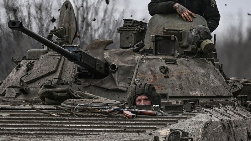 Fotografija: V Bahmutu poteka najdaljša in najbolj krvava bitka ruske invazije na Ukrajino. FOTO: Aris Messinis/AFP
