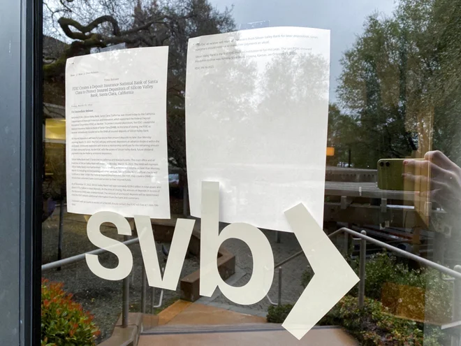 Sporočilo strankam na vratih SVB.  FOTO: Jeffrey Dastin/Reuters
