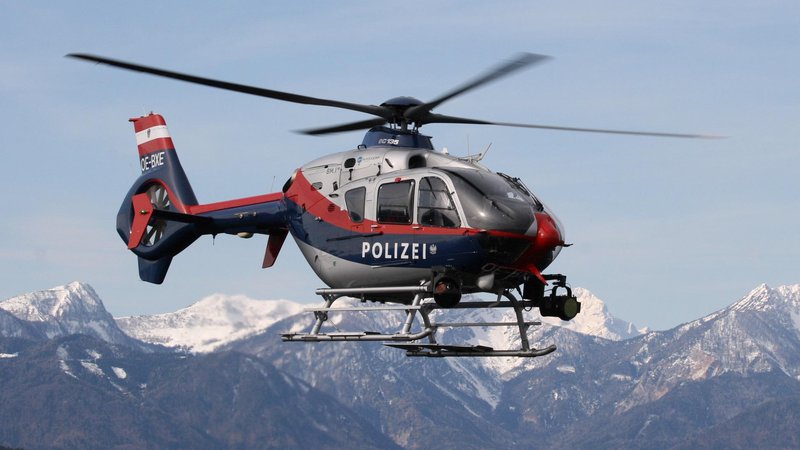 Fotografija: Šele v včerajšnjem jutru je policijski helikopter lahko dvignil truplo ponesrečenca. FOTO: Avstrijska Policija
