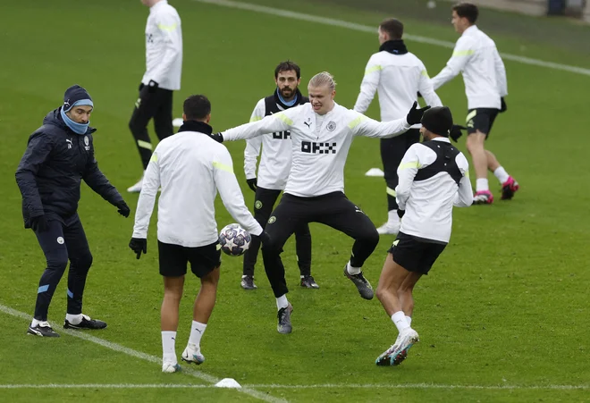 Takole so se Bernardo Silva, Kyle Walker in drugi igrali &raquo;pepčka&laquo; z Erlingom Haalandom na treningu Manchester Cityja, toda drevi bodo računali prav na njegove gole. Foto Jason Cairnduff/Reuters
