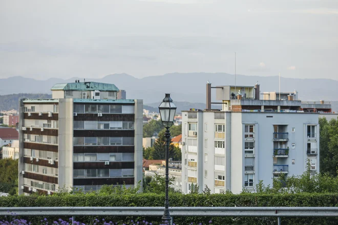 Z januarja izdanimi gradbenimi dovoljenji za stavbe je predvidena gradnja skoraj 850 stanovanj. FOTO: Jože Suhadolnik/Delo
