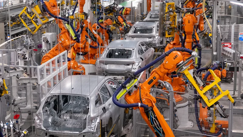 Fotografija: Tudi v nemški avtomobilski industriji so prepričani, da je prihodnost v električni mobilnosti, pričakujejo pa pragmatične rešitve, ki bi olajšale prehod. FOTO: Daniel Josling/DPA