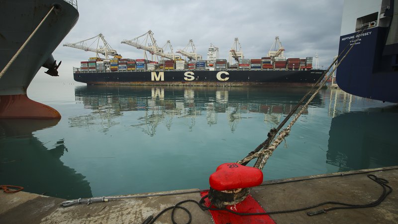 Fotografija: Zaradi svoje velikosti in razvejenosti so prav pristanišča eden večjih tehnoloških izzivov logistov. FOTO: Jože Suhadolnik/Delo
