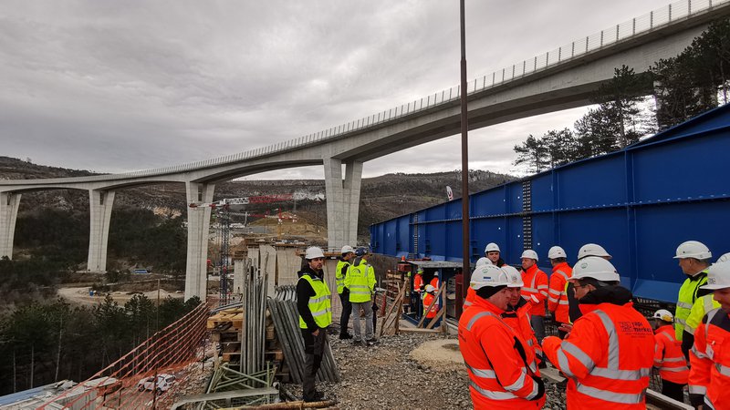 Fotografija: Tako so na stebre viadukta Gabrovica začeli potiskati 32 metrov dolg betonski del preklade. Fotografiji Boris Šuligoj
