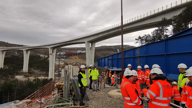 Fotografija: Tako so na stebre viadukta Gabrovica začeli potiskati 32 metrov dolg betonski del preklade. Fotografiji Boris Šuligoj