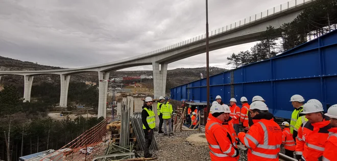 Tako so na stebre viadukta Gabrovica začeli potiskati 32 metrov dolg betonski del preklade. Fotografiji Boris Šuligoj
