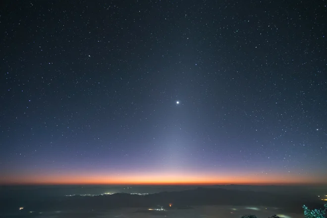 Stožec svetlobe ali zodiakalna svetloba prikazuje velikanski prašen oblak, ki se razprostira po našem osončju. FOTO: Shutterstock

