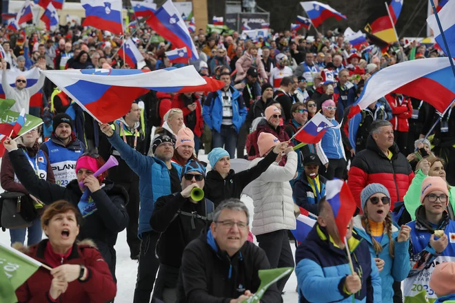 Navijači se vsako leto veselijo zaključnega spektakla v smučarskih skokih v Planici. FOTO: Matej Družnik/Delo
