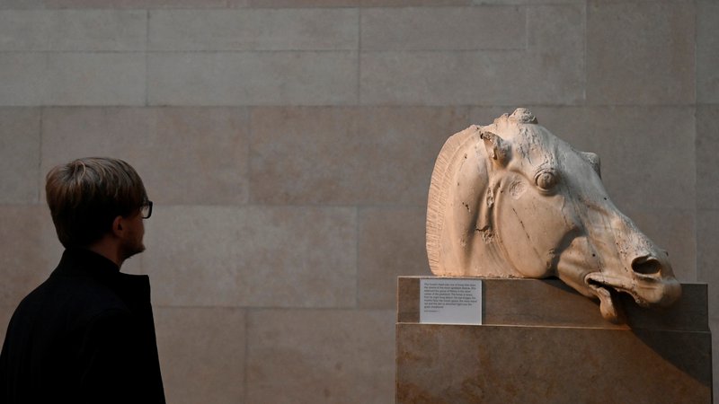 Fotografija: Fragment partenonske zbirke, ki jo hranijo v Britanskem muzeju v Londonu. FOTO: Toby Melville/Reuters
