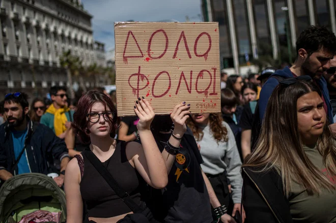 Proti načelniku železniške postaje Larisa, ki naj bi storil ključno napako in potniški vlak preusmeril na iste tire kot prihajajoči tovorni vlak, je bila skupaj s tremi uslužbenci železnic podana obtožnica. FOTO: Angelos Tzortzinis/AFP
